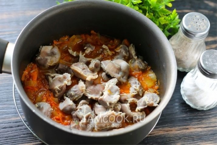 Гуляш из желудков курицы