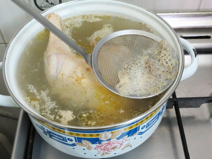 Отварная курица целиком рецепт. kak i skolko varit celuyu kuricu 5. Отварная курица целиком рецепт фото. Отварная курица целиком рецепт-kak i skolko varit celuyu kuricu 5. картинка Отварная курица целиком рецепт. картинка kak i skolko varit celuyu kuricu 5. Отварное куриное мясо считается полезным диетическим продуктом. Оно всегда входит в основу правильного питания, поскольку не содержит вредных веществ, образующихся при жарке мяса. Существует несколько способов приготовления этого блюда. Одним из таких является отваривание курицы целиком. Сделать это довольно просто, если знать некоторые секреты приготовления варёной курятины.