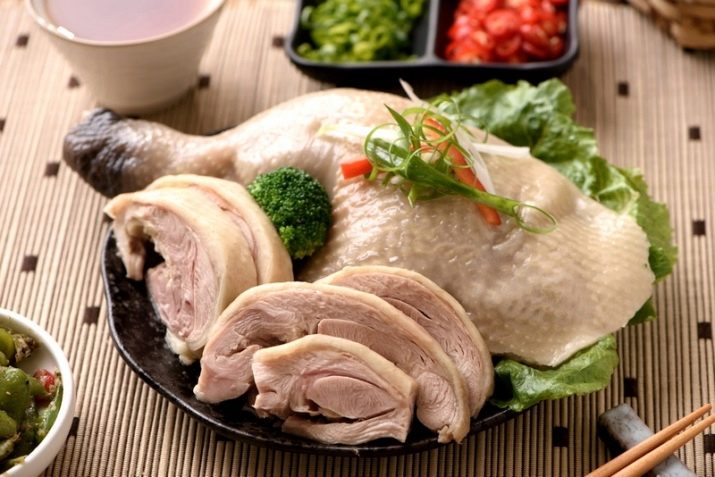 Отварная курица целиком рецепт. kak i skolko varit celuyu kuricu 8. Отварная курица целиком рецепт фото. Отварная курица целиком рецепт-kak i skolko varit celuyu kuricu 8. картинка Отварная курица целиком рецепт. картинка kak i skolko varit celuyu kuricu 8. Отварное куриное мясо считается полезным диетическим продуктом. Оно всегда входит в основу правильного питания, поскольку не содержит вредных веществ, образующихся при жарке мяса. Существует несколько способов приготовления этого блюда. Одним из таких является отваривание курицы целиком. Сделать это довольно просто, если знать некоторые секреты приготовления варёной курятины.