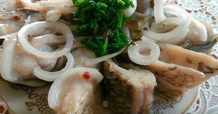 Маринованный толстолобик рецепт пошагово. marinovannyj tolstolobik svojstva kalorijnost i varianty prigotovleniya 1. Маринованный толстолобик рецепт пошагово фото. Маринованный толстолобик рецепт пошагово-marinovannyj tolstolobik svojstva kalorijnost i varianty prigotovleniya 1. картинка Маринованный толстолобик рецепт пошагово. картинка marinovannyj tolstolobik svojstva kalorijnost i varianty prigotovleniya 1. Когда муж рыбак, улов надо как-то перерабатывать, поэтому жена непременно знает множество рецептов, в том числе и то, как замариновать свежедобытого толстолобика. Жареный и тушеный он вкусен, никто не спорит, но пряный аромат уже сам по себе вызывает слюноотделение. Простая еда – ломтики рыбы и отварная картошечка – это так по-домашнему!