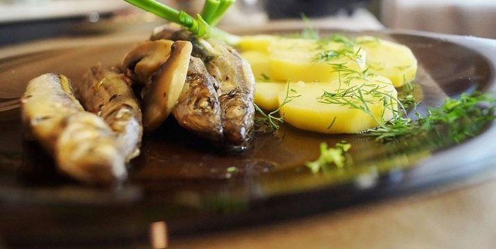 Мойва запеченная духовке рецепт. mojva v duhovke kak pravilno prigotovit i podat rybu 8. Мойва запеченная духовке рецепт фото. Мойва запеченная духовке рецепт-mojva v duhovke kak pravilno prigotovit i podat rybu 8. картинка Мойва запеченная духовке рецепт. картинка mojva v duhovke kak pravilno prigotovit i podat rybu 8. Многие хозяйки обходят мойву стороной, ведь при приготовлении она имеет сильный специфический запах. К тому же, такая рыбка недорогая, и может показаться, что ничего вкусного в итоге не получится, лучше уж купить стейк семги или форели. Но это большое заблуждение! Мойву, запеченную в духовке, оценит мужская половина семейства, ведь это потрясающая закуска к пиву, вдобавок, она очень полезная, а с ее запахом можно легко справиться с помощью элементарных телодвижений.