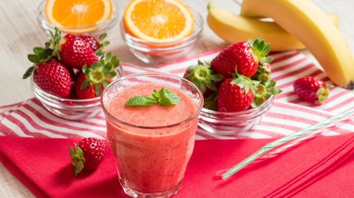 Смузи из клубники и банана польза. recepty smuzi iz klubniki i banana 4. Смузи из клубники и банана польза фото. Смузи из клубники и банана польза-recepty smuzi iz klubniki i banana 4. картинка Смузи из клубники и банана польза. картинка recepty smuzi iz klubniki i banana 4. Банановый смузи отличается густой структурой. Даже если пользоваться обыкновенной питьевой водой или молоком без добавления дополнительных ингредиентов (кроме банана) – напиток обязательно получится густым. Такая особенность позволяет снижать количество калорий в любом коктейле. Кроме того, смузи обладает многими другими достоинствами: